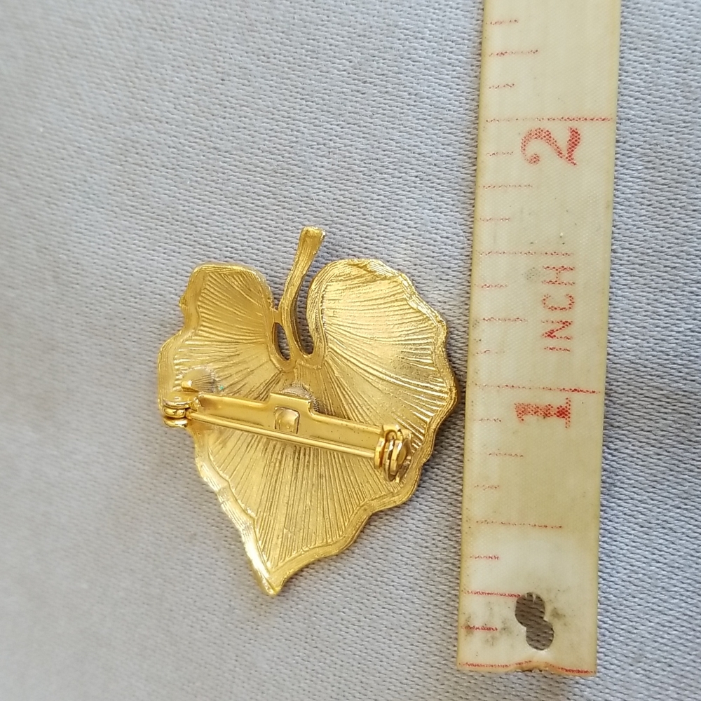 Golden tone LAZER CUT Vintage LEAF pin - Picture 3 of 3